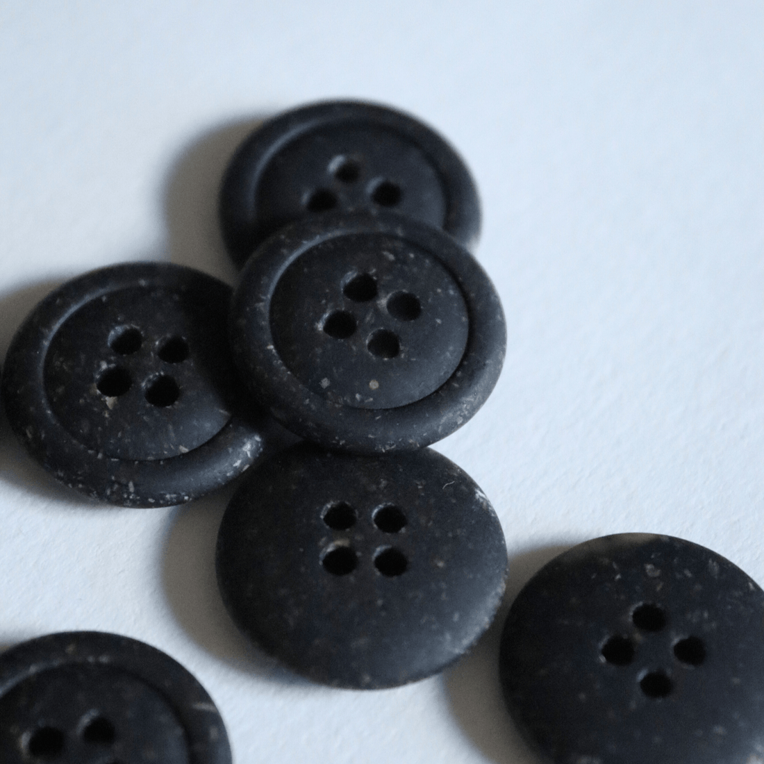 20mm Buttons - Nero - sewecofabrics